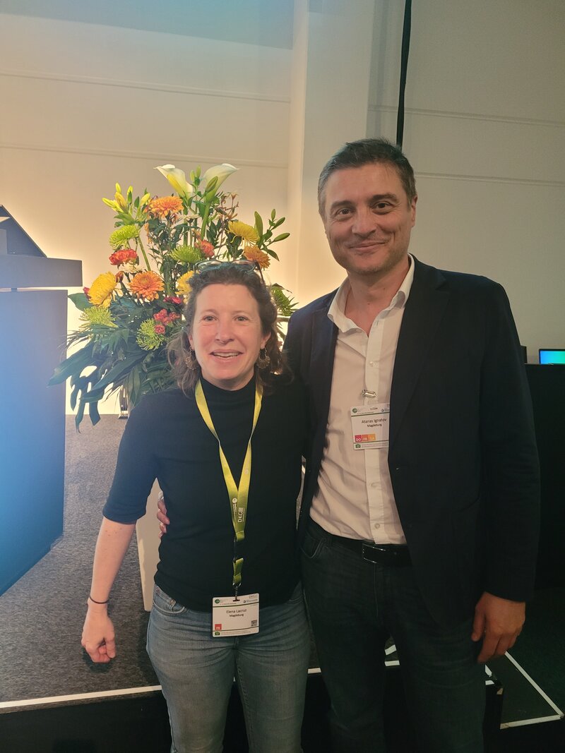 Auf dem Bild stehen Dr. Elena Lacruz (KKR-LSA) und Prof. Dr. Atanas Ignatov (Universitätsmedizin Magdeburg)